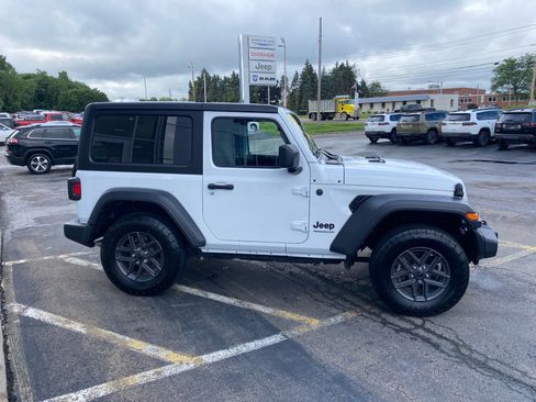 Used 2025 Jeep Wrangler Sport AWD/4WD image 6
