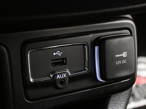 Used 2018 Jeep Renegade Latitude FWD image 23