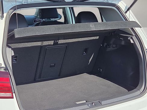 Used 2018 Volkswagen e-Golf SEL Premium image 9