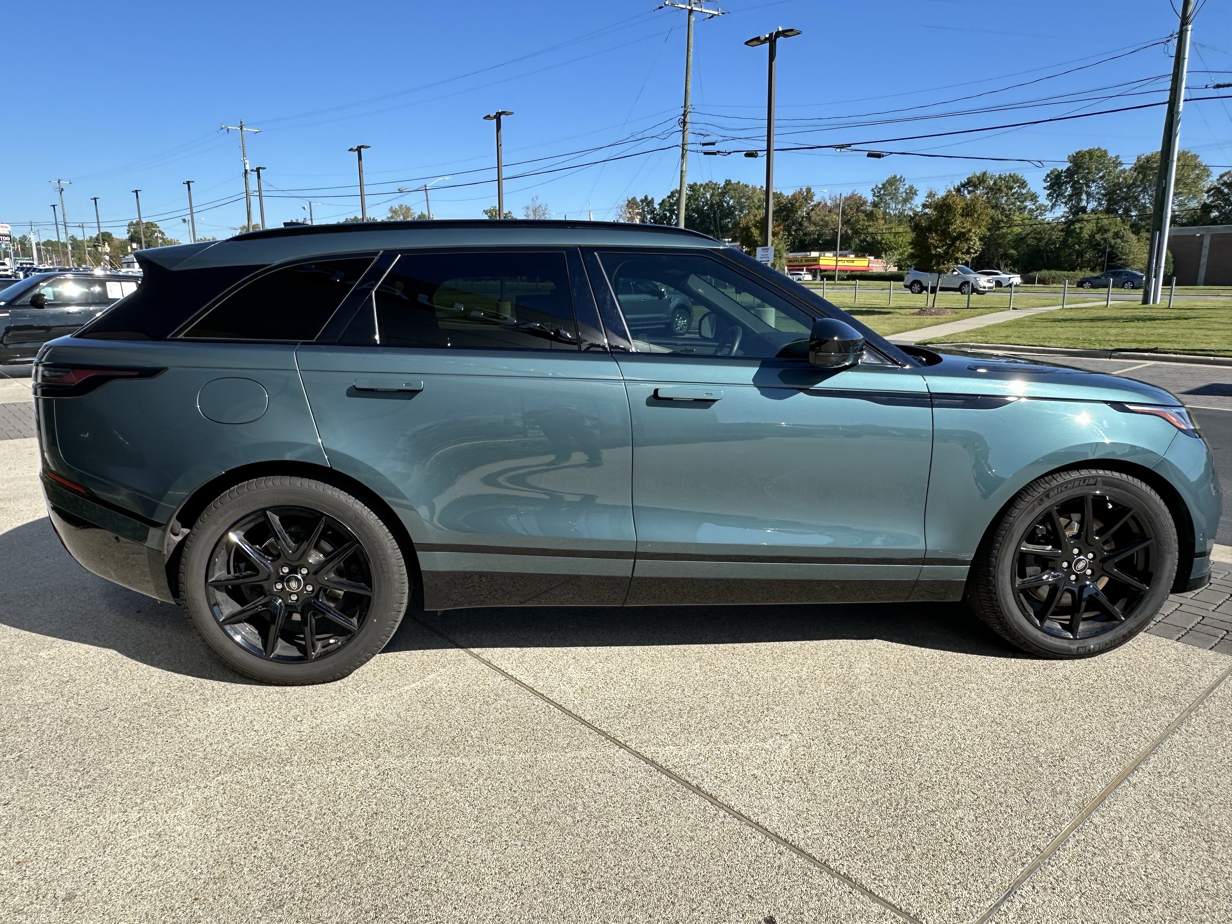 Certified 2026 Land Rover Range Rover Velar Dynamic SE AWD/4WD image 7