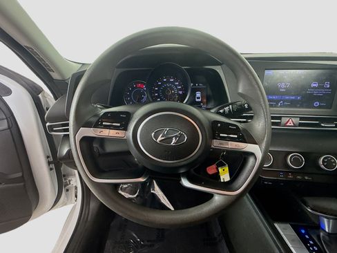 Used 2022 Hyundai Elantra SE FWD image 13