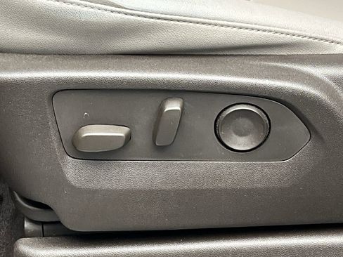 Used 2023 Chevrolet Suburban LT w/ Luxury Package image 10