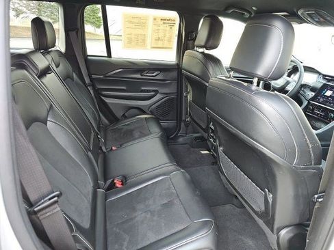 Used 2025 Jeep Grand Cherokee Altitude image 16