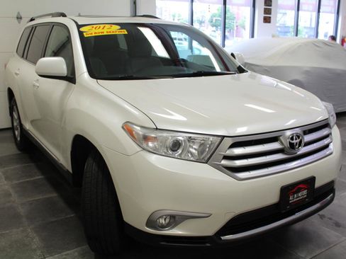 Used 2012 Toyota Highlander SE w/ Tow Pkg AWD/4WD image 3