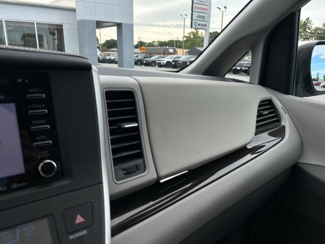 Used 2020 Toyota Sienna XLE FWD image 46