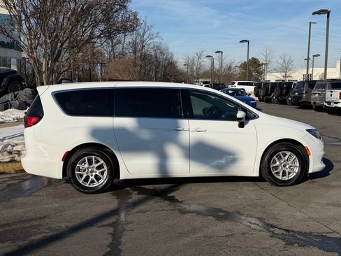 Certified 2022 Chrysler Voyager LX image 6