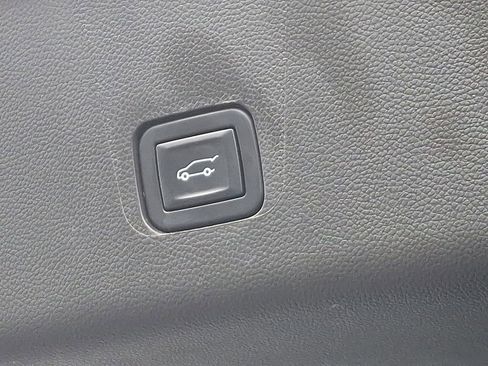 Certified 2023 Chevrolet Traverse LT image 32