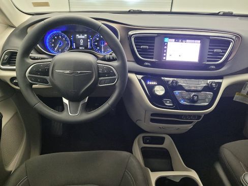 Used 2022 Chrysler Voyager LX FWD image 22