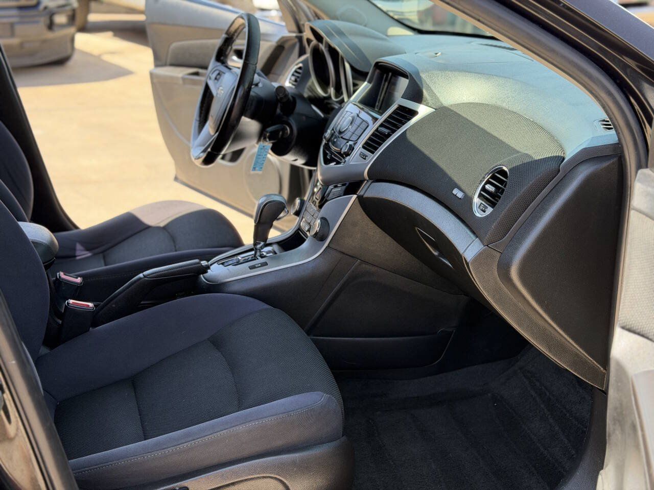 Used 2014 Chevrolet Cruze LT w/ Technology Package FWD image 4