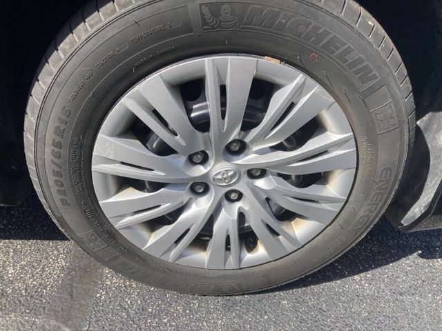 Used 2013 Toyota Camry LE FWD image 25