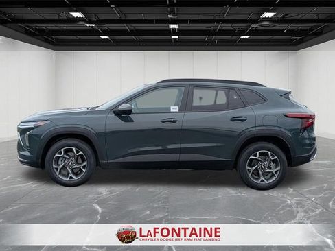 Used 2025 Chevrolet Trax LT w/ LT Convenience Package FWD image 2