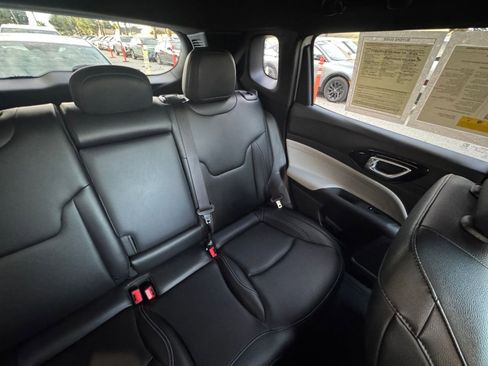 Used 2025 Jeep Compass Limited image 37