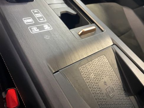 Used 2024 Nissan Ariya AWD image 16