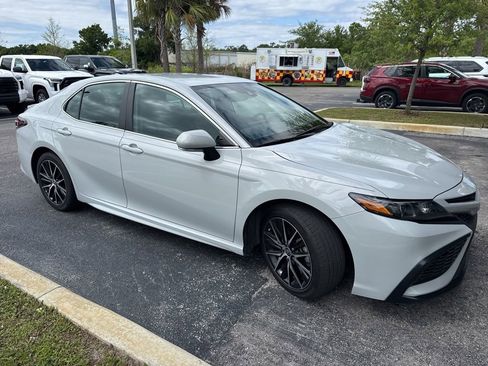 Used 2024 Toyota Camry SE w/ Convenience Package image 2