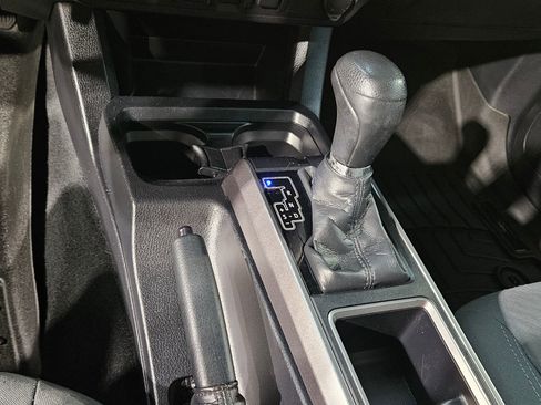 Used 2020 Toyota Tacoma SR5 w/ SR5 Appearance Package (SM) image 31