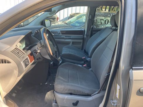 Used 2009 Chrysler Town & Country Touring FWD image 4