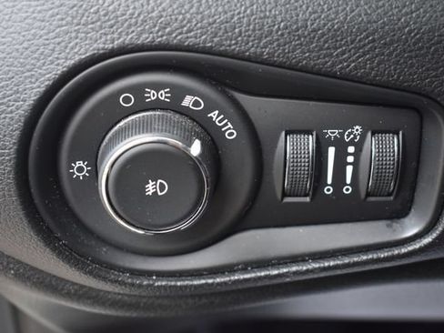 Used 2017 Jeep Renegade Trailhawk AWD/4WD image 24