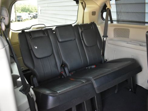 Used 2014 Chrysler Town & Country Touring-L w/ Driver Convenience Group FWD image 28