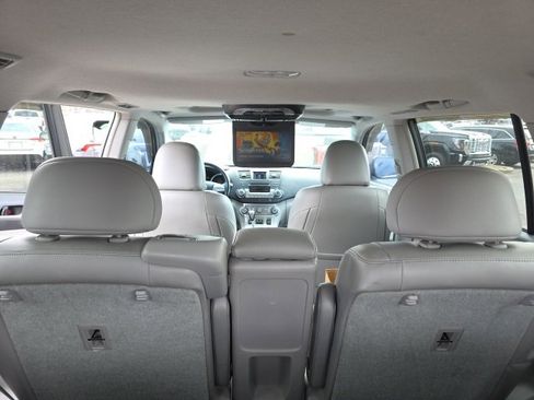 Used 2011 Toyota Highlander SE w/ Tow Pkg image 16
