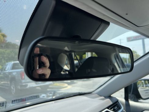 Used 2022 Toyota RAV4 XLE w/ Convenience Package FWD image 27