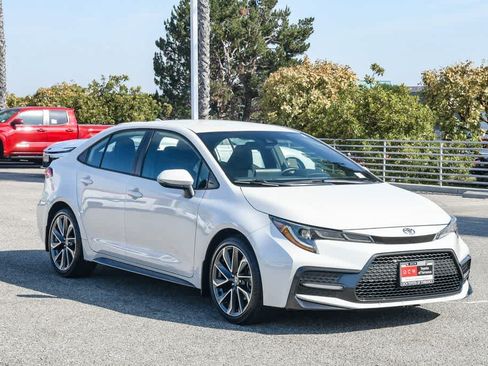 Used 2021 Toyota Corolla SE FWD image 3