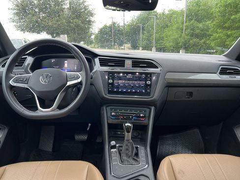 Certified 2024 Volkswagen Tiguan SE w/ Panoramic Sunroof Package FWD image 26
