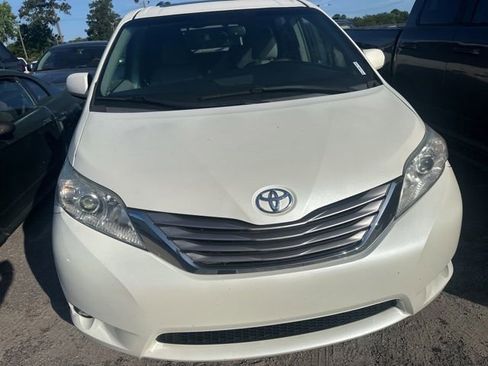 Used 2017 Toyota Sienna XLE w/ XLE Navigation Package FWD image 2