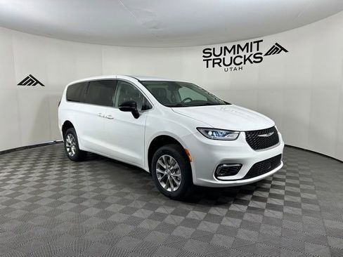 Used 2024 Chrysler Pacifica Touring-L AWD/4WD image 2