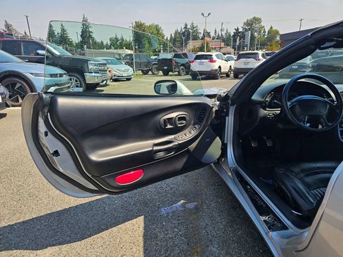 Used 2001 Chevrolet Corvette Convertible w/ Preferred Equipment Group2 RWD image 15