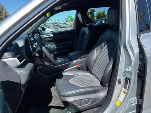 Used 2024 Toyota Highlander XSE FWD image 29