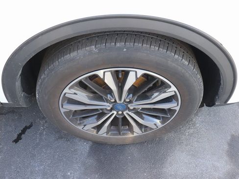 Used 2022 Ford Escape SE w/ SE Sport Appearance Package image 4