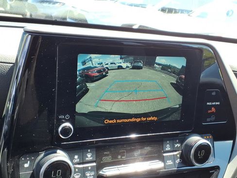 Used 2023 Toyota Highlander XLE AWD/4WD image 19
