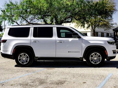 Used 2023 Jeep Wagoneer 4WD image 4