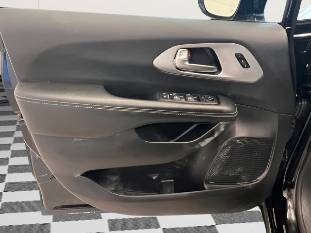 Used 2025 Chrysler Pacifica Limited FWD image 13