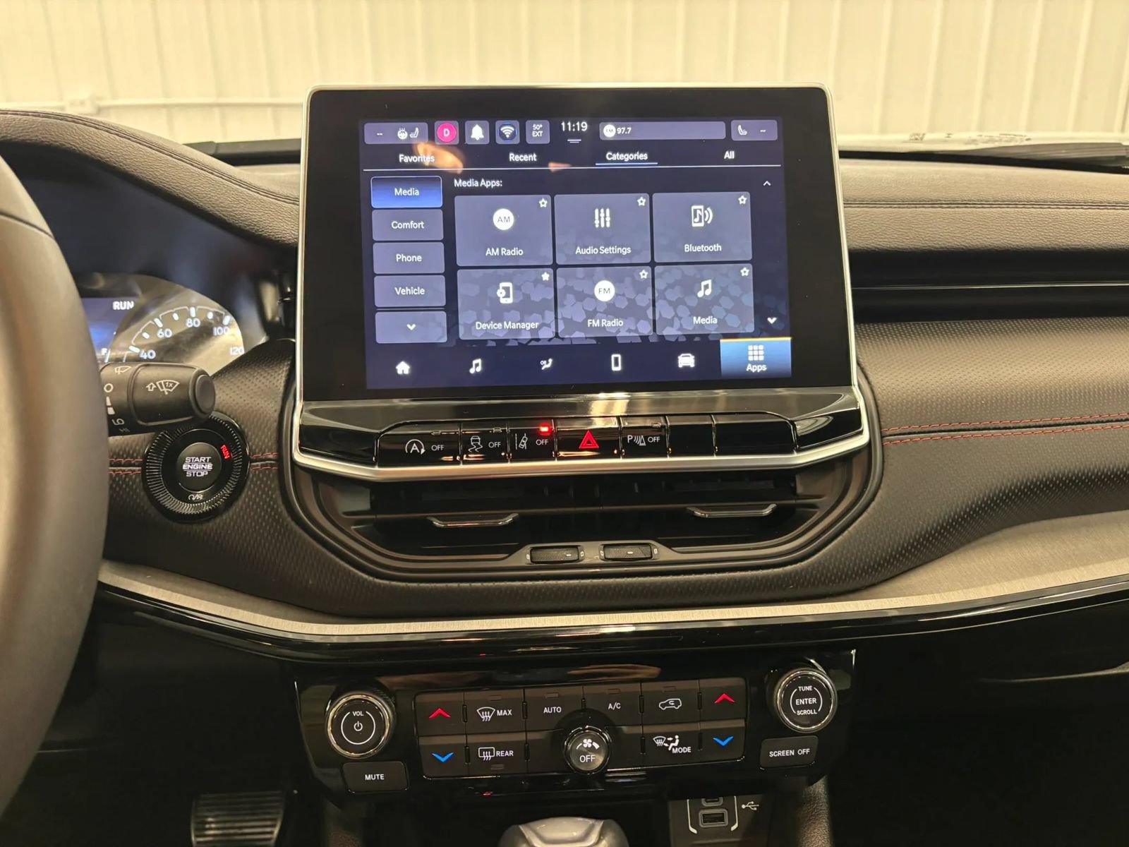 Used 2025 Jeep Compass Trailhawk w/ Trailhawk Convenience Group AWD/4WD image 38