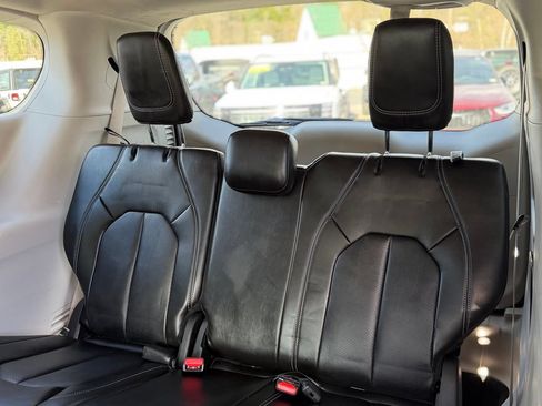 Used 2024 Chrysler Pacifica Touring-L FWD image 6