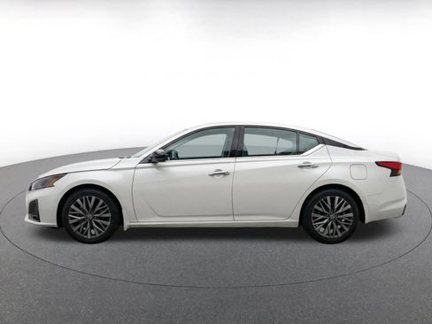 Used 2025 Nissan Altima 2.5 SV FWD image 4