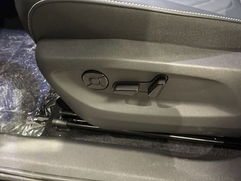 New 2026 Volkswagen Tiguan SE image 11