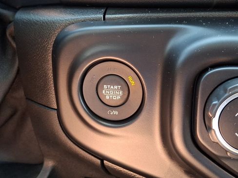 Used 2020 Jeep Gladiator Overland AWD/4WD image 25