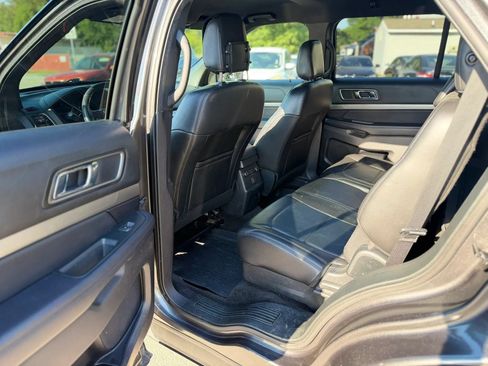 Used 2018 Ford Explorer XLT w/ Equipment Group 202A AWD/4WD image 17