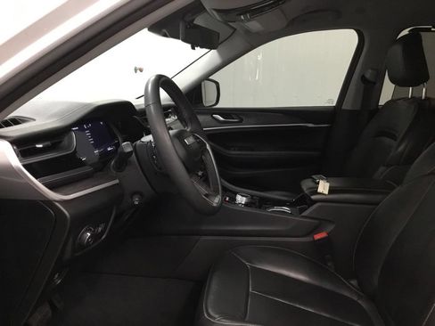 Used 2023 Jeep Grand Cherokee Limited w/ Luxury Tech Group II AWD/4WD image 5
