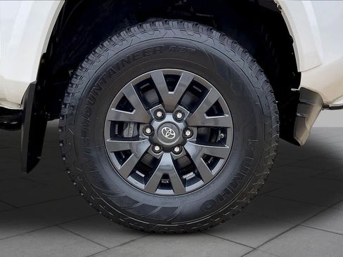 Used 2021 Toyota Tacoma SR5 w/ SR5 Appearance Package (SM) image 10