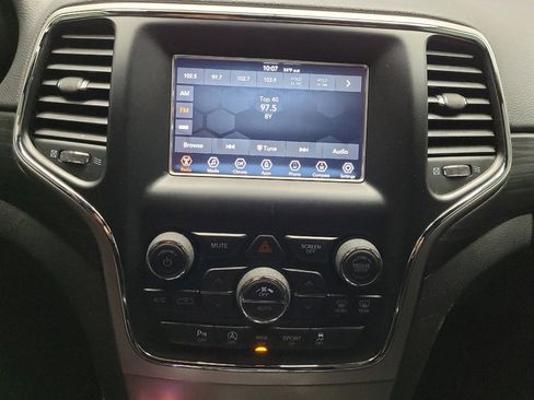 Used 2019 Jeep Grand Cherokee Laredo image 25