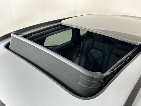 Certified 2026 Porsche Macan AWD/4WD image 22