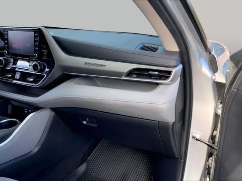Used 2022 Toyota Highlander L FWD image 17