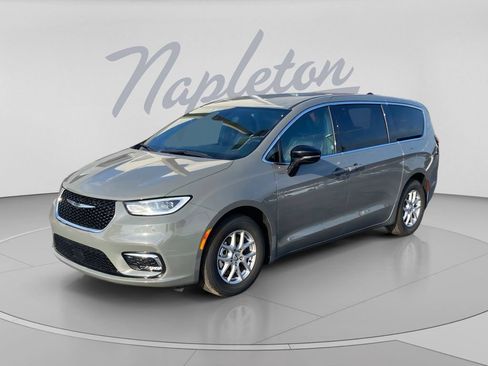 Used 2025 Chrysler Pacifica Select FWD image 1