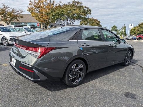 New 2025 Hyundai Elantra Limited image 4
