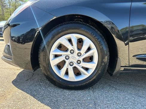 Used 2020 Hyundai Elantra SE w/ Winter Weather Package FWD image 11