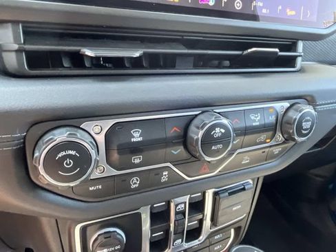 Used 2024 Jeep Wrangler Unlimited Rubicon AWD/4WD image 32