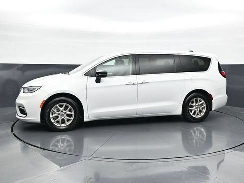Used 2024 Chrysler Pacifica Touring-L FWD image 6